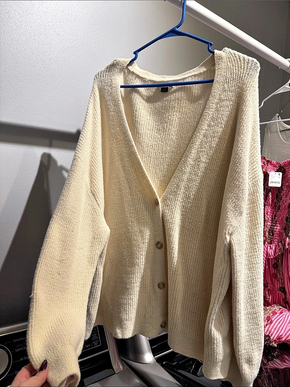American Eagle V-Neck Cardigan in Cream Size Large Like New
